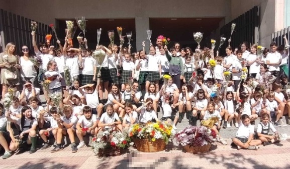 Ofrenda floral en el CEIP Josep Tarradellas