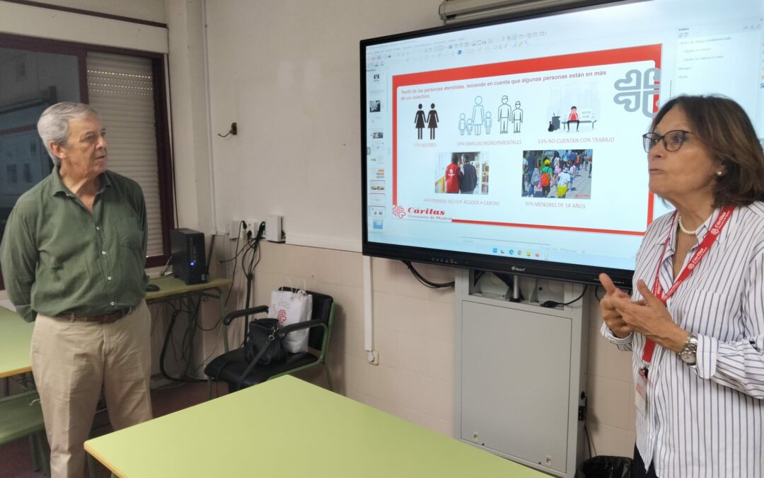 El IES Mirasierra visita el centro de Cáritas de la Vicaría VIII para conocer de cerca su labor social
